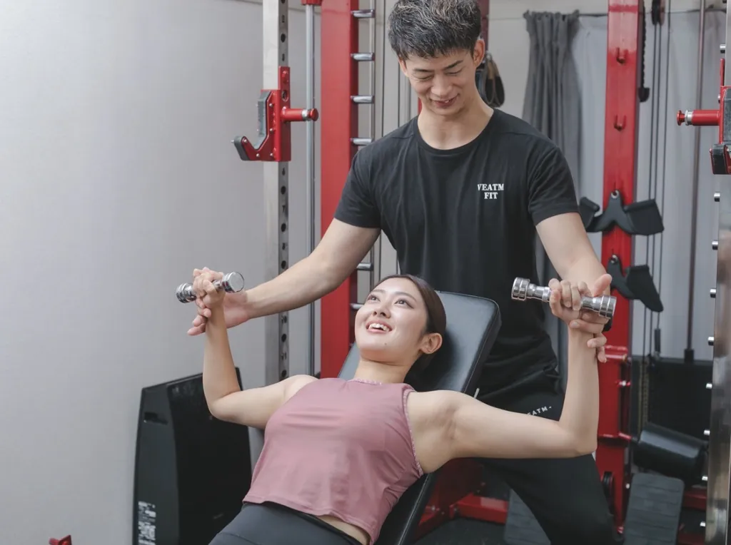 Wing Personal Gymでマンツーマン指導を受けている様子
